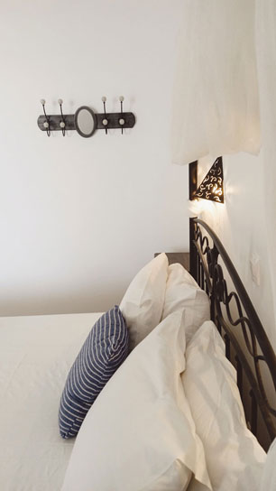 Δωμάτιο με μεταλλικό κρεβάτι