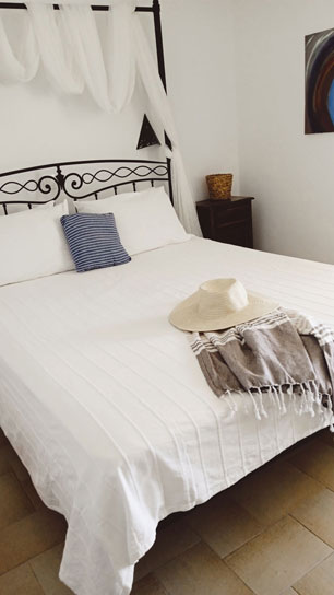 Το δωμάτιο Άστρο με μεταλλικό κρεβάτι