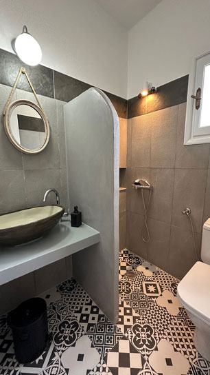 Μοντέρνο μπάνιο στο δωμάτιο Άστρο