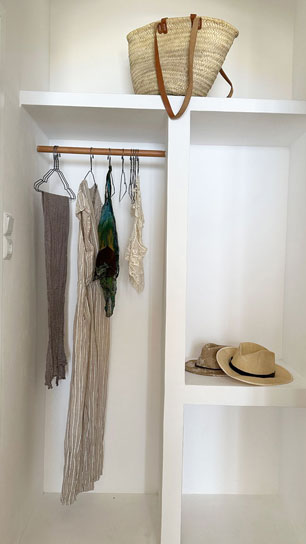 Δωμάτιο με διπλό μεταλλικό κρεβάτι