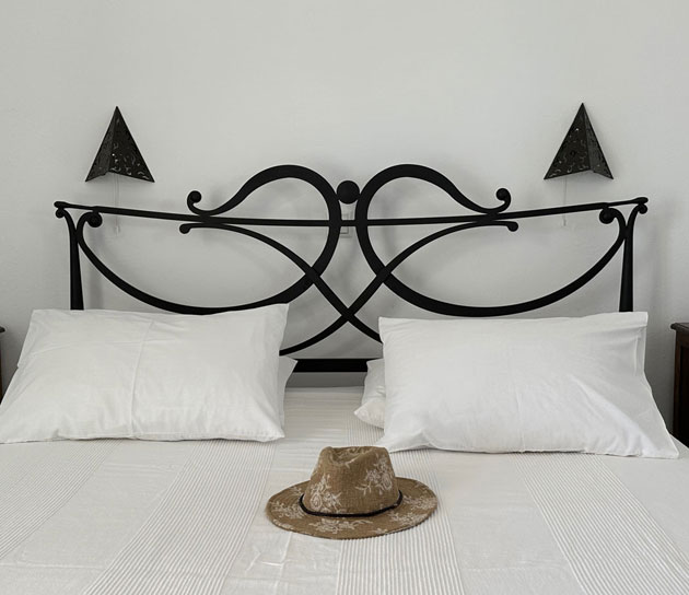 Δωμάτιο με διπλό μεταλλικό κρεβάτι