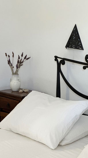 Δωμάτιο με διπλό μεταλλικό κρεβάτι