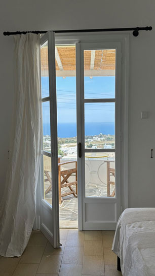 Δωμάτιο με διπλό μεταλλικό κρεβάτι