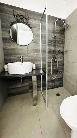 Μοντέρνο μπάνιο στο στούντιο Ήλιος