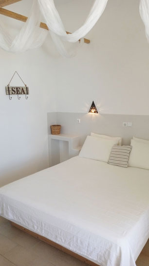 Διπλό κρεβάτι στο δωμάτιο Ουρανός