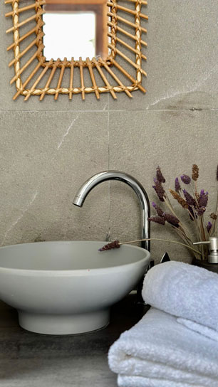 Μοντέρνο μπάνιο στο δωμάτιο Ουρανός