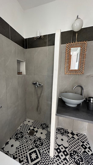 Μοντέρνο μπάνιο στο δωμάτιο Ουρανός