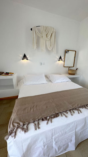 Δίκλινο δωμάτιο με διπλό κτιστό κρεβάτι