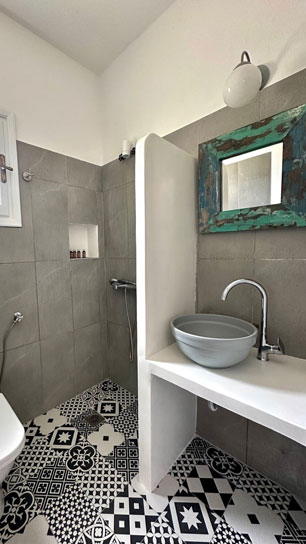 Μοντέρνο μπάνιο στο δωμάτιο Πέλαγος