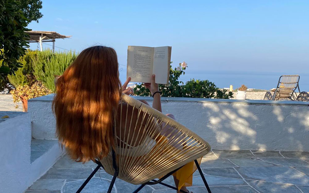 Ευρύχωρη βεράντα με άνετα καθιστικά